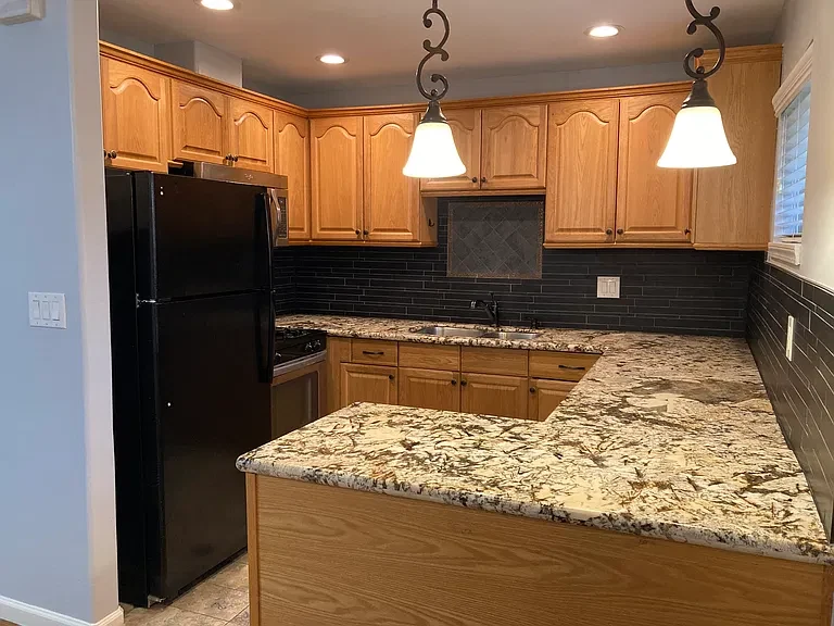 Apartment 18 kitchen with granite breakfast bar